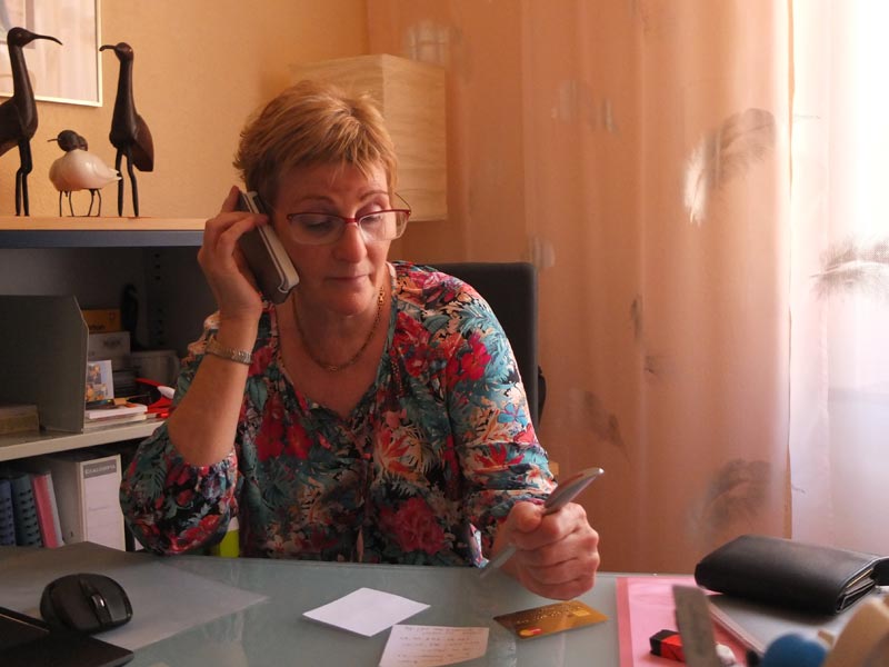 Kinésiologie Arc-en-Ciel - Fabienne Krebs à son bureau Kinésiologie Arc-en-Ciel - Fabienne Krebs à son bureau